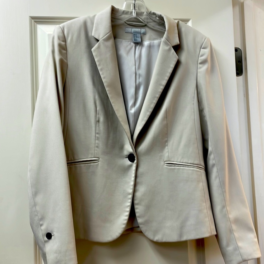 H & M Women’s blazer - good condition just no longer fits me.